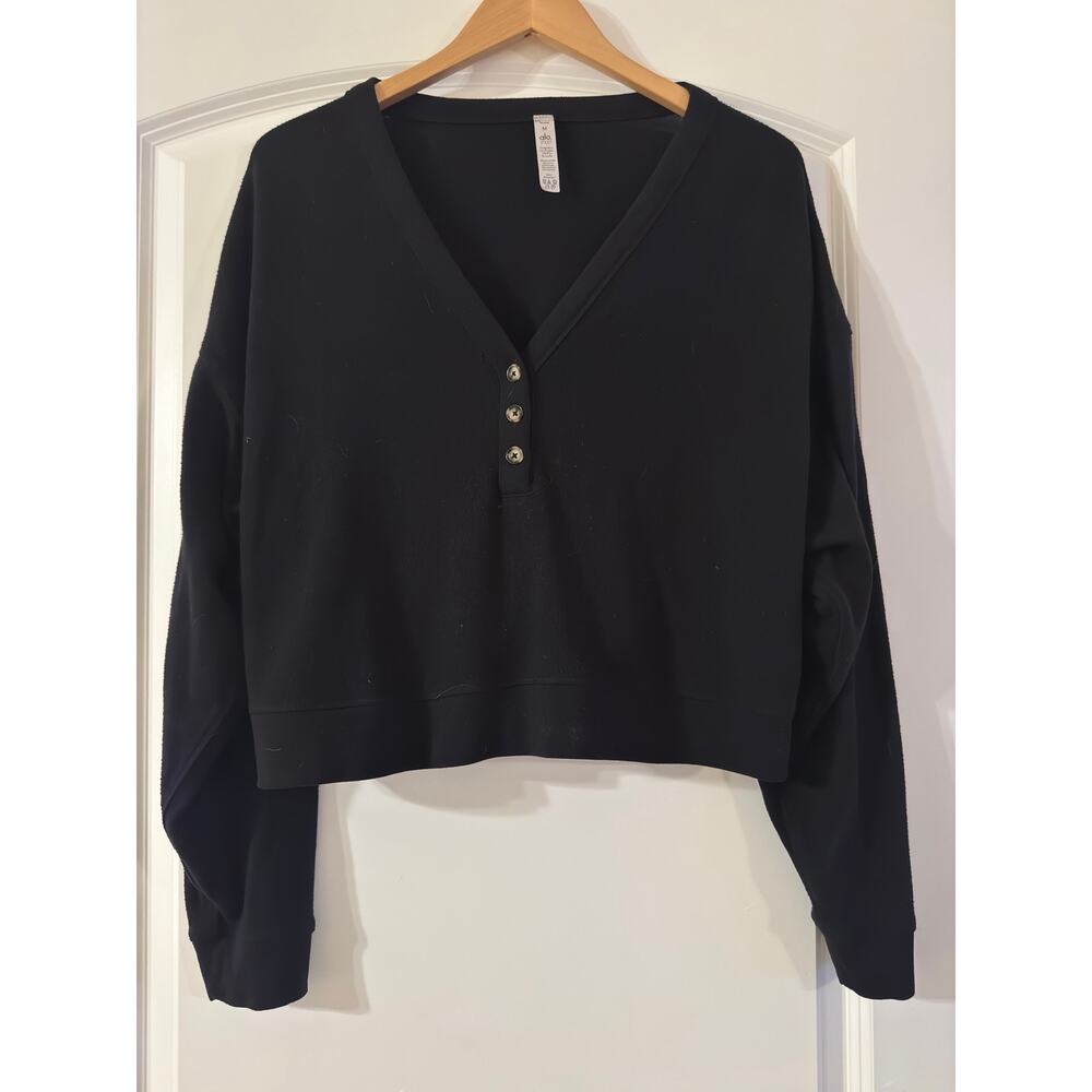 MODERN EDIT | Alo Yoga Alolux Soho Cropped Henley Long Sleeve Size: Medium